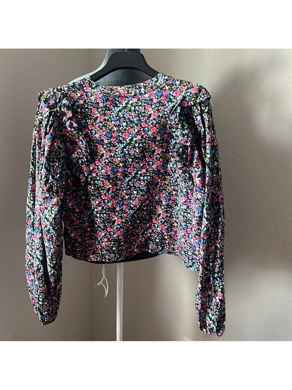 Zara top so pretty - Picture 2 of 7